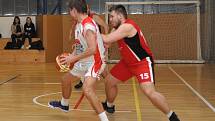 Lounští basketbalisté ( v bílém) si bez problémů připsali další dva body do tabulky ve skupině o 7-12 místo.