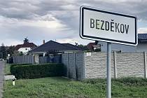 V Bezděkově se bude stavět kanalizace, napojí se na ni také nové rodinné domy, které vyrostly mezi vesnicí a Žatcem.