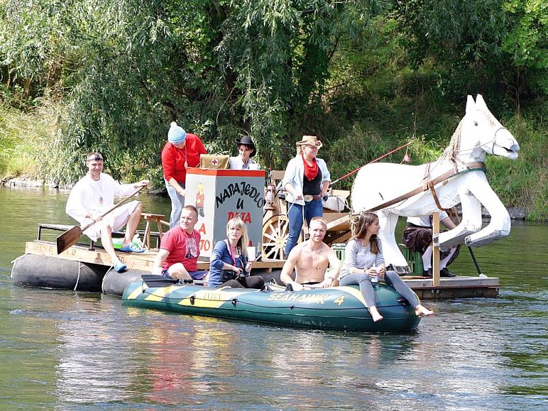 Sobotní neckyáda v Žatci - tradiční veselá plavba po Ohři do Zálužic.