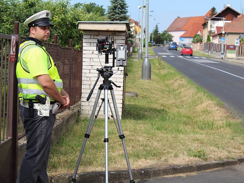 K policistům se při dopravních kontrolách připojili žáci z černčické školy