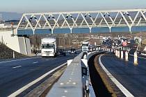 Nový úsek dálnice D7 u Chlumčan na Lounsku začal řidičům sloužit v polovině letošního prosince. Ještě několik let má být bez poplatku.