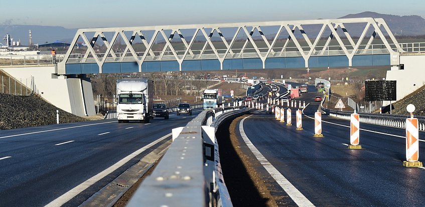 Řidičům začal sloužit nový úsek dálnice D7 u Chlumčan.