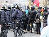 Zhruba sedm desítek lidí přijelo v sobotu 5. prosince demonstrovat do Drahonic u Lubence k tamnímu detenčnímu zařízení pro uprchlíky. Protestující žádali propuštění zadržovaných uprchlíků. Setkání museli hlídat policisté.