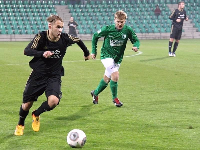 Fotbalisté Loun (v černém) prohráli na půdě Chomutova těsně 0:1.