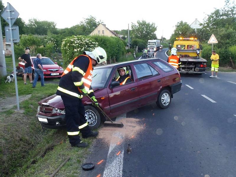 Po kolizi dvou vozů v Blšanech na Podbořansku jedno z aut prorazilo elektrický rozvaděč.