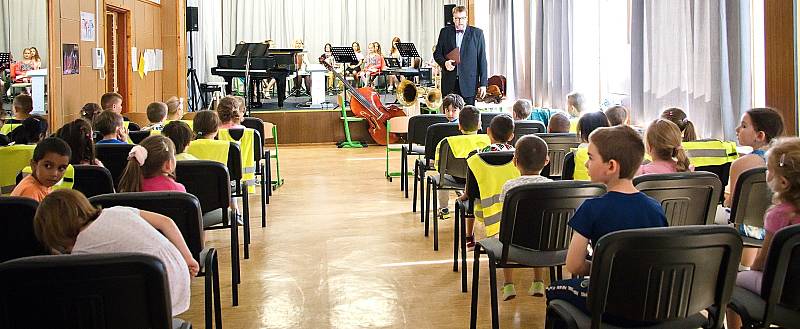 Výchovný koncert pro děti z mateřské školy Pastelka v sále ZUŠ Podbořany.