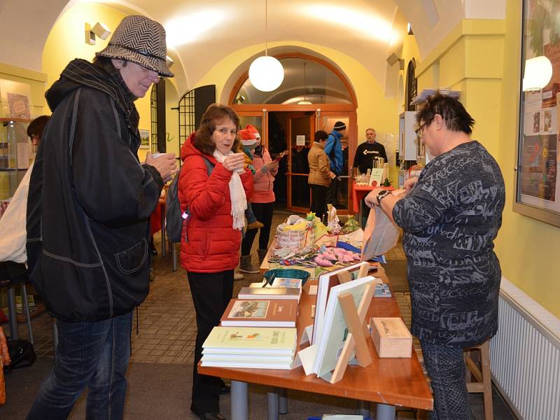 Česko zpívá koledy v lounské knihovně