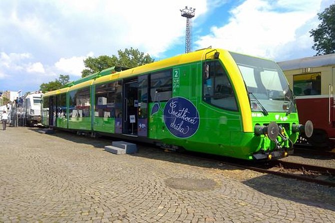Nový motorový vlak, který bude jezdit na Švestkové dráze.