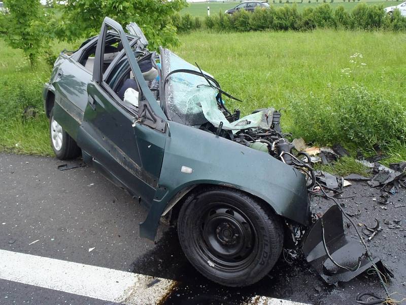 Osobní vůz čelně narazil do kamionu. Následky jsou tragické