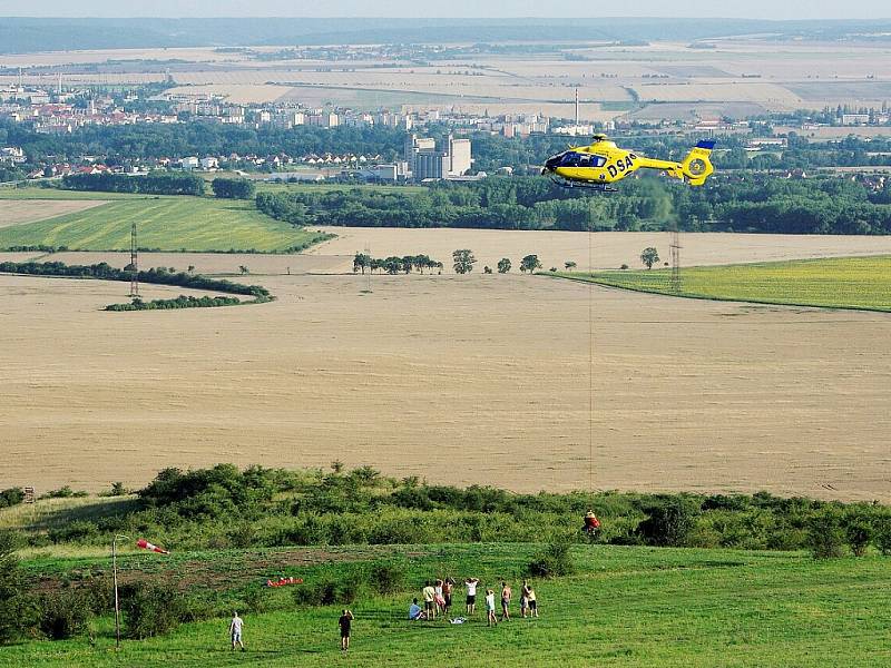 Z nedalekého kempu paraglidistů přišli první diváci