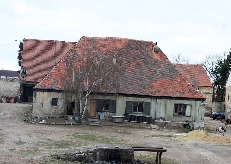 Bývalý schwarzenberský knížecí dvůr v Postoloprtech renovují manželé Konopáčovi. Už tam úspěšně funguje svatební stodola, plánů ale mají daleko více.