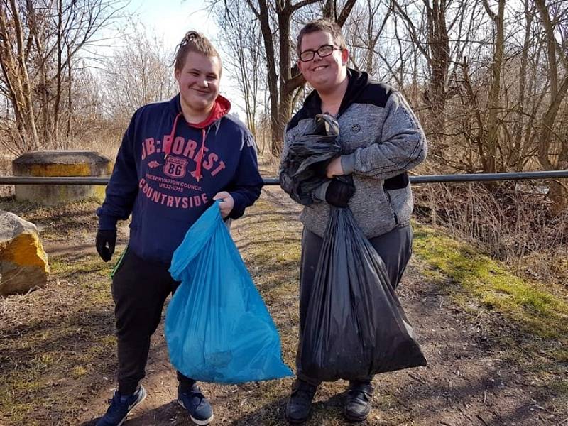 Dobrovolníci uklízí nepořádek, v pytlích skončily lahve i plasty.