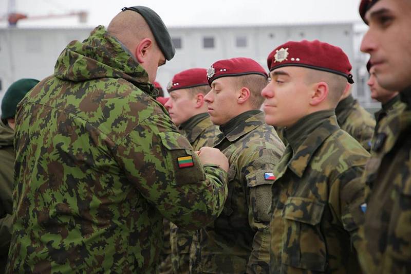 Slavnostní nástup českého kontingentu, při kterém vojáci dostali medaile od velitele litevské brigády.