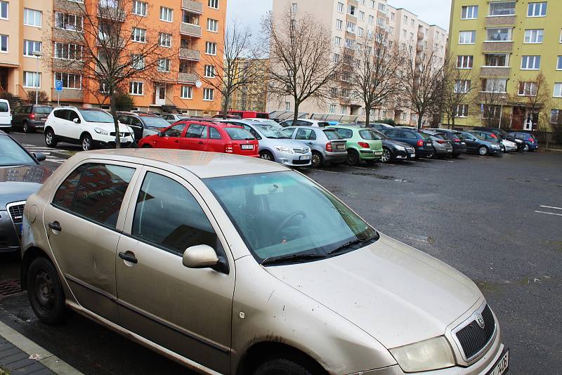 Na žateckém sídlišti Jih jsou dlouhodobě velké problémy s parkováním. V poslední době se ještě zhoršují.