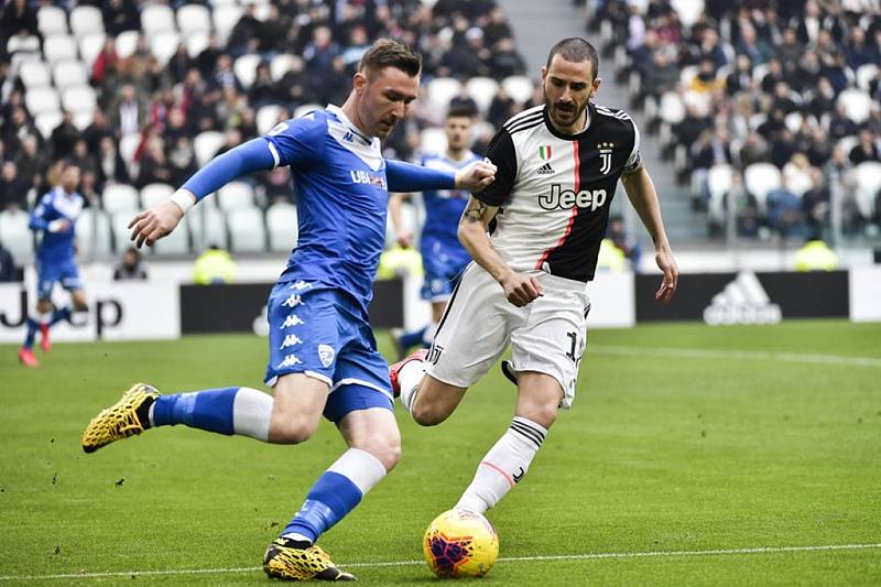 Jaromír Zmrhal v dresu Brescie. Snímek je z utkání Serie A proti Juventusu.