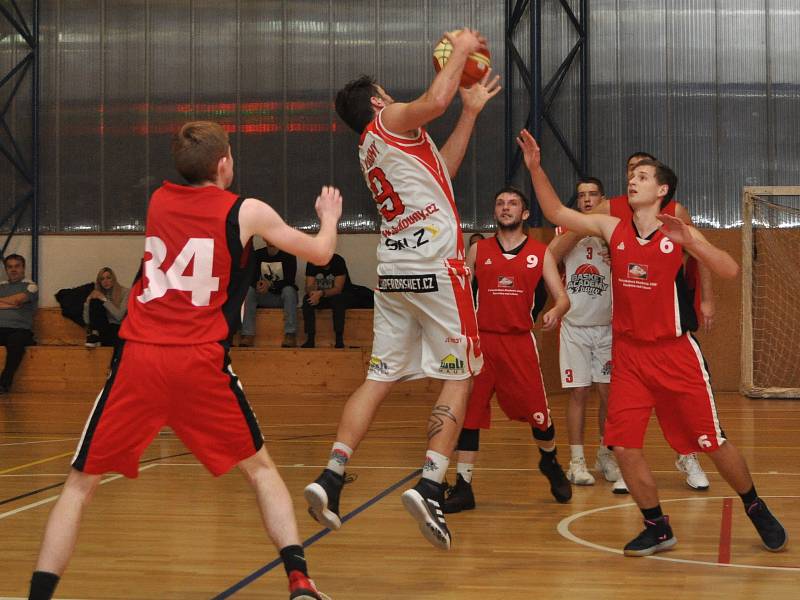 Lounští basketbalisté ( v bílém) si bez problémů připsali další dva body do tabulky ve skupině o 7-12 místo.