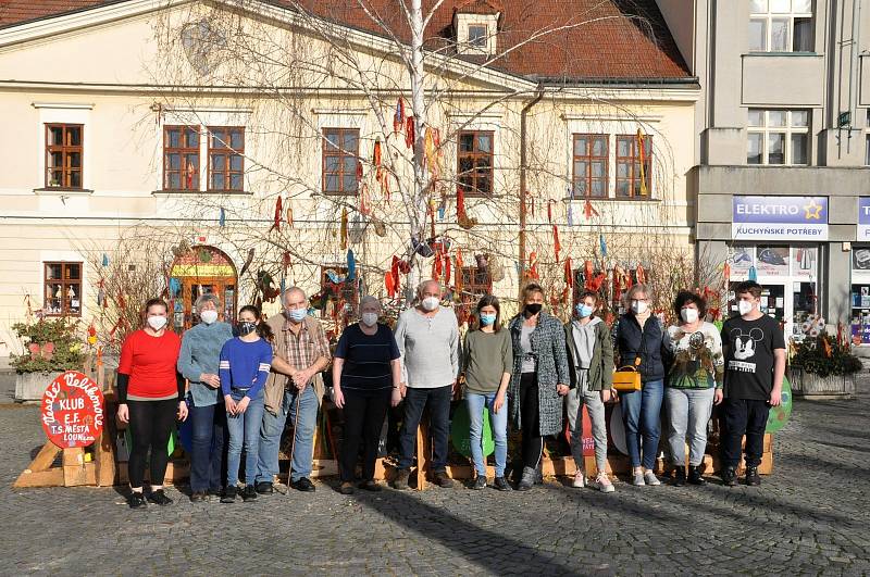 Velikonočně vyzdobené centrum Loun.