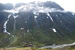 Pohled na Galdhøpiggen a turistické centrum na úpatí