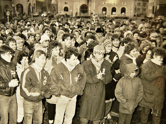 Setkání na náměstí Velké říjnové socialistické revoluce v Žatci. Dnes se jmenuje náměstí Svobody.