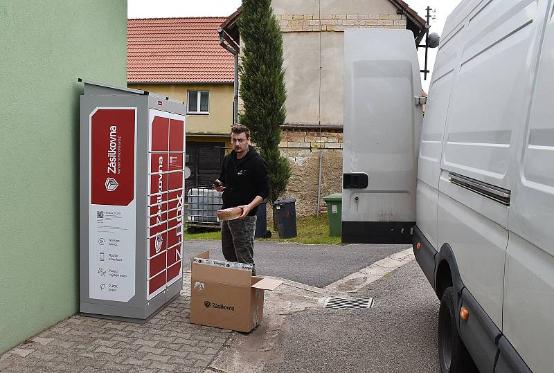 Obyvatelé Domoušic mohou nově využívat služeb Zásilkovny a balíčky si vyzvedávat u budovy obecního úřadu.