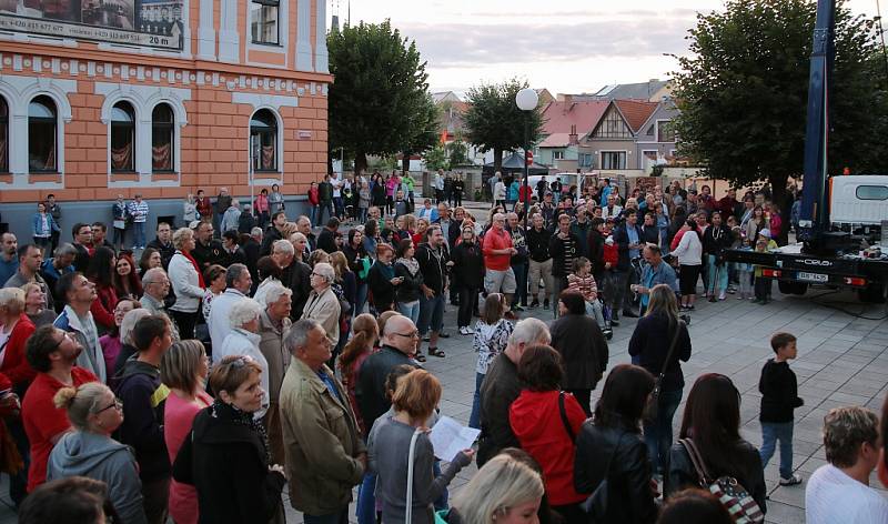 Lidé se scházejí před Vrchlického divadlem