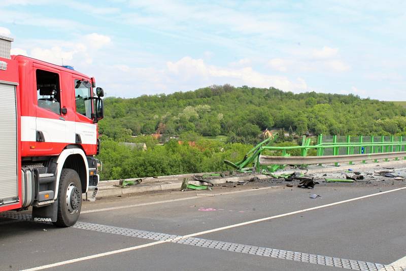 Kamion prorazil svodidla a spadl z mostu přes údolí, v němž leží Velemyšleves.