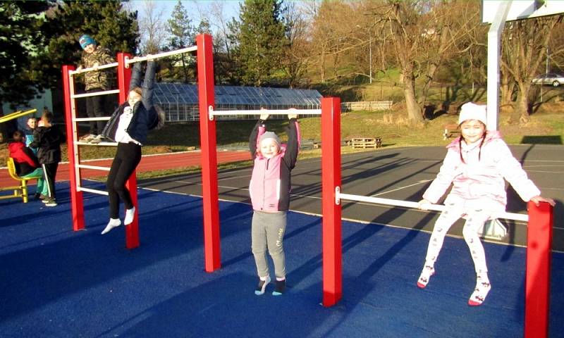 Moderní sportovní hřiště u základní školy v Postoloprtech na Draguši.