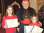 Děti z Postoloprt na návštěvě katedrály v Praze. Na snímku je kardinál Dominik Duka s Beatou Ferancovou a Karolínou Folberovou.