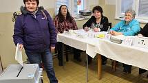 Dana Formánková vhazuje lístek do volební urny v prostorách mateřské školky Alergo na žateckém sídlišti Jih. Tamní komise zaznamenala o volby slušný zájem, krátce po začátku hlasování přišly desítky lidí.