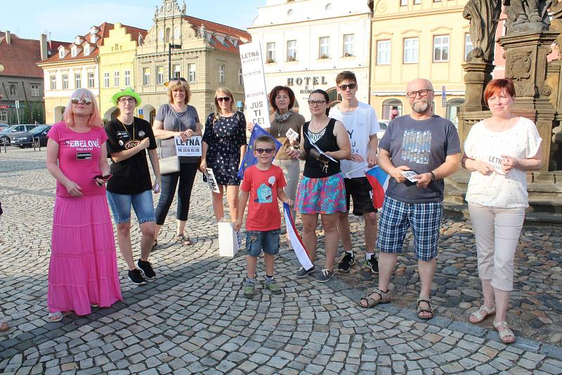 Pět desítek lidí se sešlo v úterý v podvečer u Morového sloupu na centrálním náměstí v Žatci.