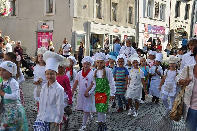 Oslavy a průvod k výročí 150 let lounské ZŠ Komenského