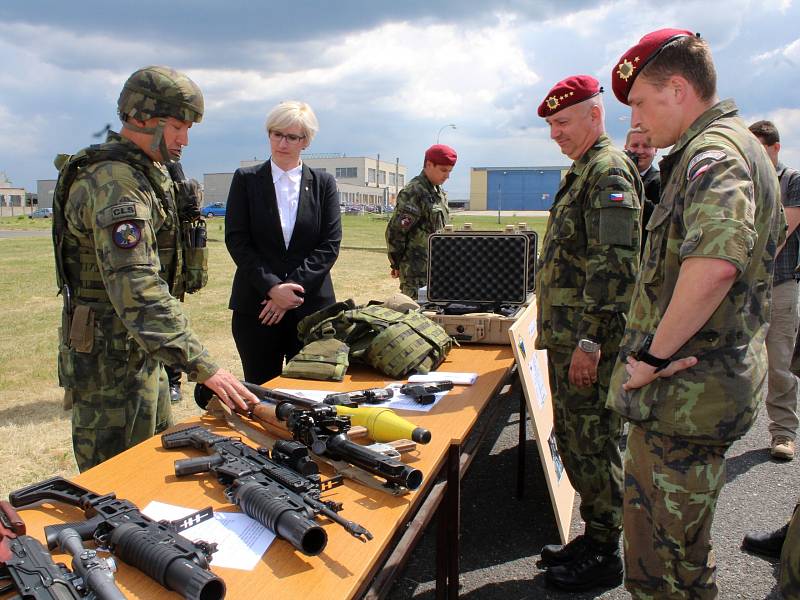 Ministryně obrany Karla Šlechtová navštívila vojáky v Žatci.