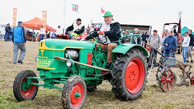 U Podbořan v sobotu proběhlo mistrovství ČR v orbě. Účastníci soutěžili na dobových i historických traktorech.