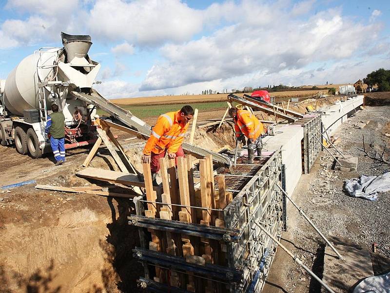 Dělníci staví opěrné zdi na silnici u Staňkovic