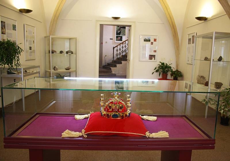 Koruna je hlavním lákadlem expozice Drahé kameny za doby Karla IV. a dominuje výstavním prostorám