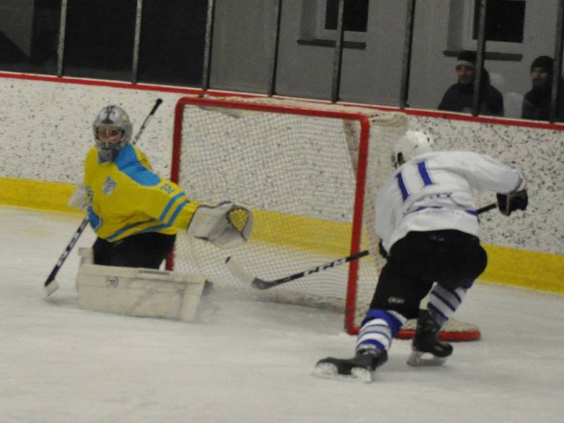 Louny (v bílém) porazily doma těsně Roudnice 8:7.