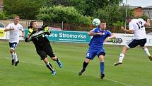 Fotbalisté Dobroměřic (v bílém) v utkání proti Domoušicím