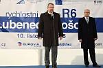 Ministr dopravy Dan Ťok (vlevo) a premiér Bohuslav Sobotka při slavnostním otevření úseku R6 mezi Bošovem a Lubencem na Podbořansku