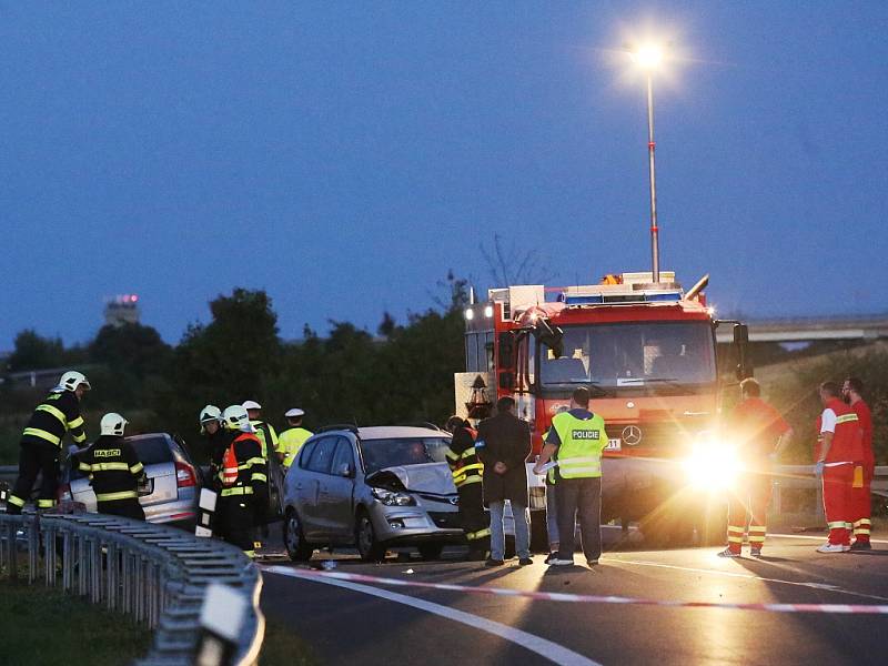 Úterý 6. září 2016. Tragická dopravní nehoda čtyř vozů na obchvatu Loun. Při srážce čtyř aut tam zahynuli tři lidé.