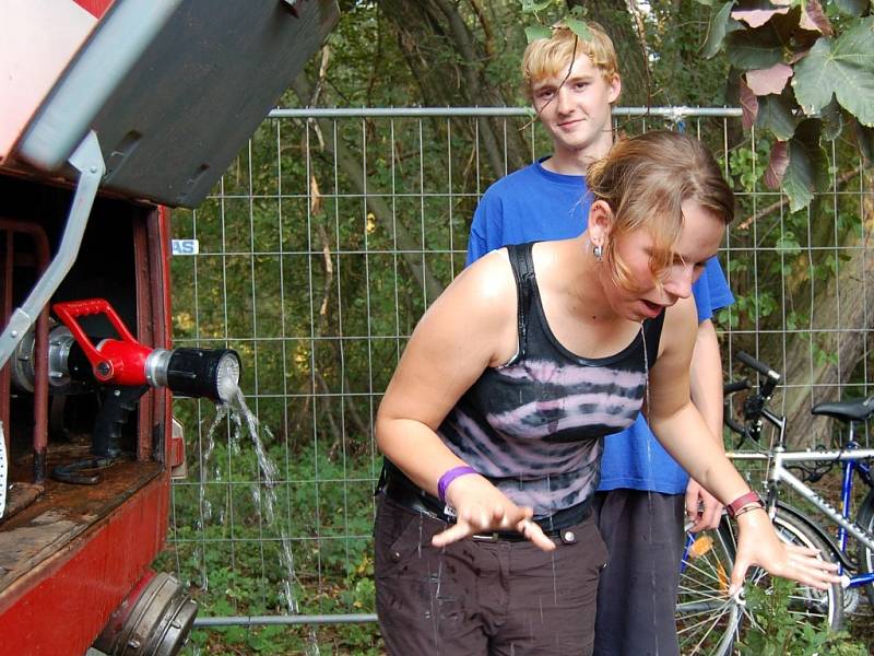 V pořádném vedru přišla náramně vhod cisterna s vodou Sboru dobrovolných hasičů Kryry.