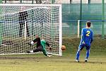 FK Litoměřicko B (v modrém) - FK Slavoj Žatec (žlutí) 4:5 po penaltovém rozstřelu.