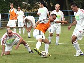 Přípravný fotbalový zápas Blšany (v oranžovém) - Velká Černoc (v bílém) skončil výsledkem 10:2. Blšany se nyní představí v ostrém startu jako první z okresu - už v sobotu nastupují v Bílině.