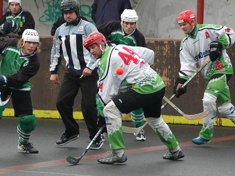 Hokejbalové utkání mezi Louny a Děčínem dopadlo pro domácí neslavně.