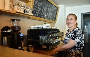 „Největší frmol tu máme mezi čtvrtou a šestou hodinou odpolední,“ říká majitelka Fontána coffee baru Vladimíra Třísková.