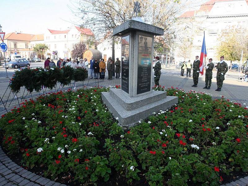 Uctění památky a pokládání věnců u příležitosti Dne vzniku Československa v Žatci.