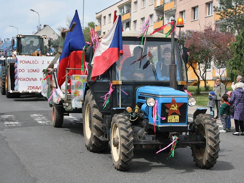 Prvomájový průvod při slavnostech v Postoloprtech