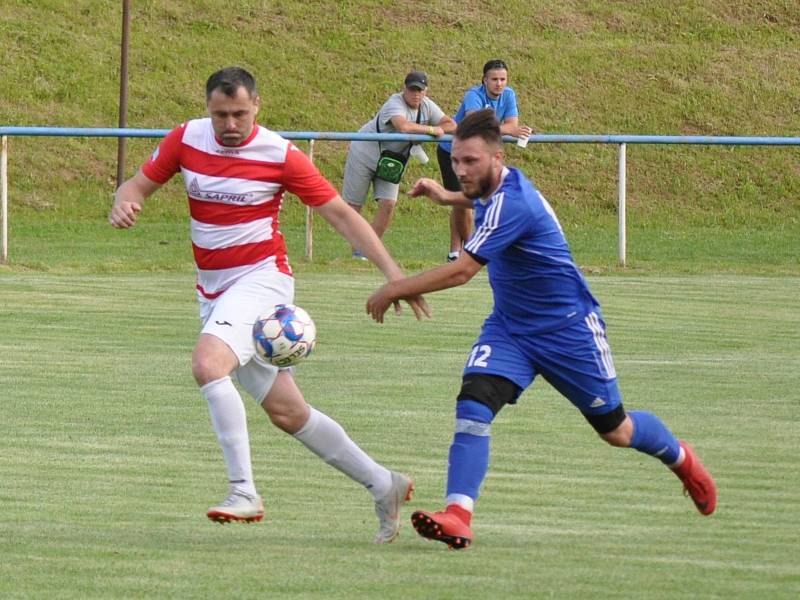 Fotbalisté Domoušic (v modrém) jsou blízko postupu z A třídy. V posledním domácích utkání sezóny si poradili s Ervěnicemi.