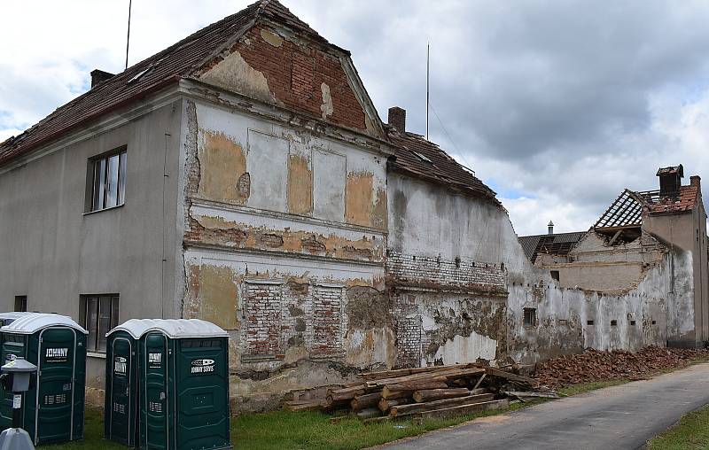 Statek soukromého zemědělce Zdeňka Opata se stal symbolem devastace ve Stebně.