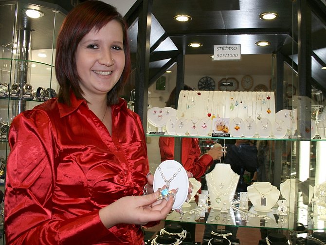 "Šperky se před Vánocemi prodávají dobře,“ říká Kateřina Nechanická,  prodavačka ve zlatnictví v Lounech.