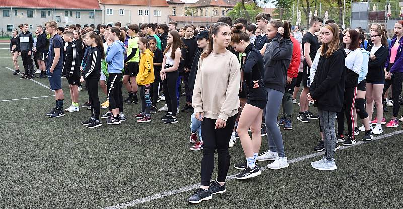 Karlu Heidenreichovi byla v úterý 3. května na stadionu Mládí při atletických závodech žáků žateckých škol odhalena pamětní deska. Slavnostního aktu se ujali starostka Zdeňka Hamousová a bývalí „Hadrákovo“ žáci Rudolf Trubač a Zdena Kovářová.